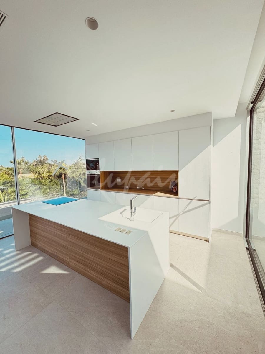 4 slaapkamer Villa te koop in San Eugenio met zwembad - € 2.690.000 (Ref: 8790376)