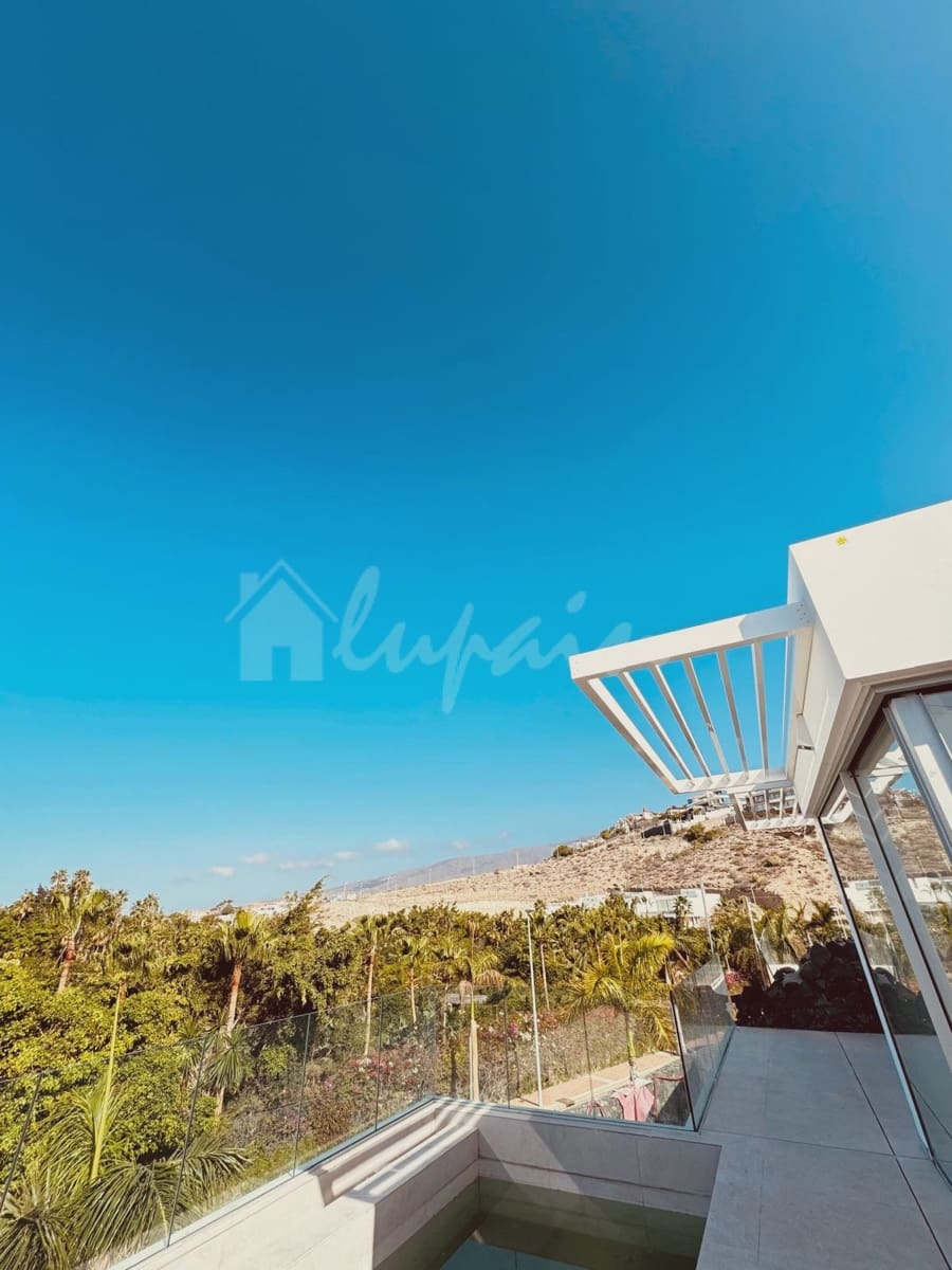 4 slaapkamer Villa te koop in San Eugenio met zwembad - € 2.690.000 (Ref: 8790376)