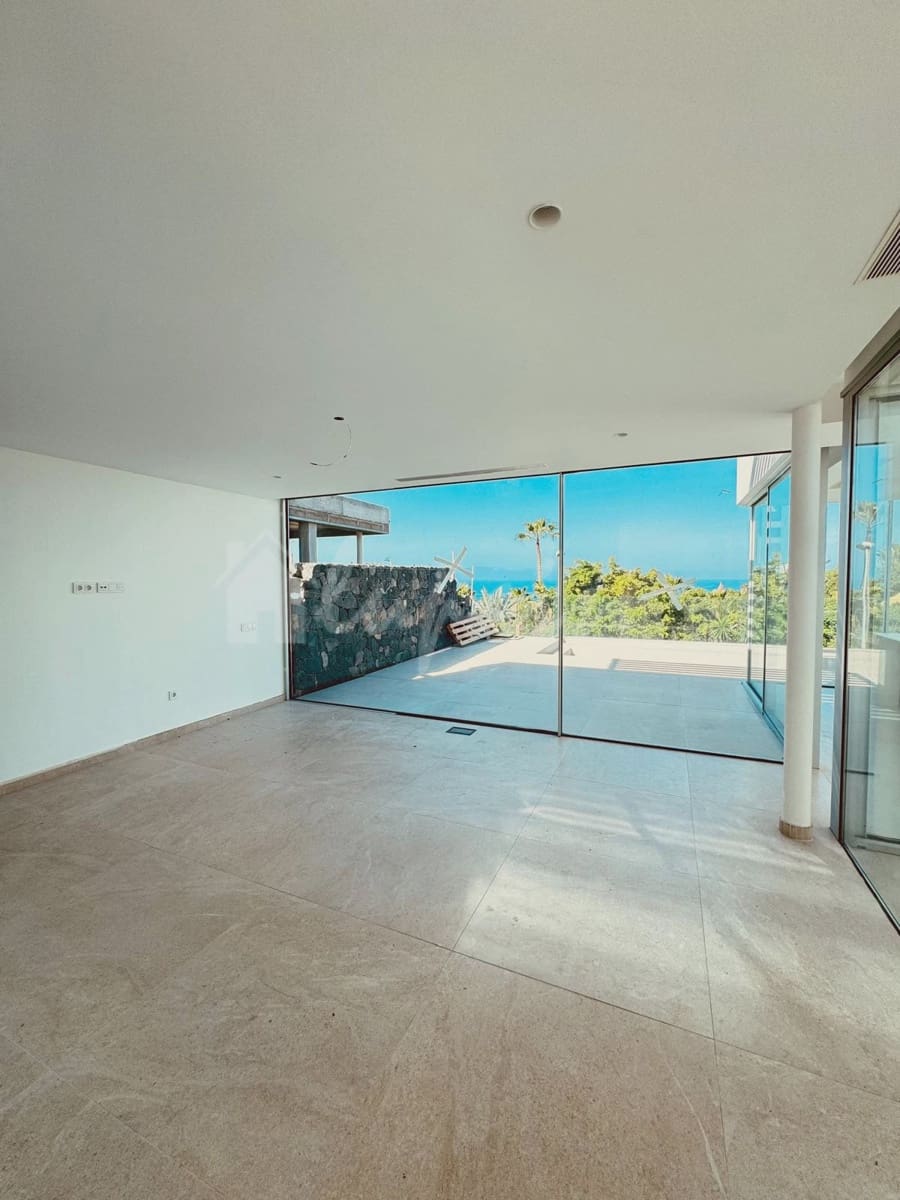 4 slaapkamer Villa te koop in San Eugenio met zwembad - € 2.690.000 (Ref: 8790376)