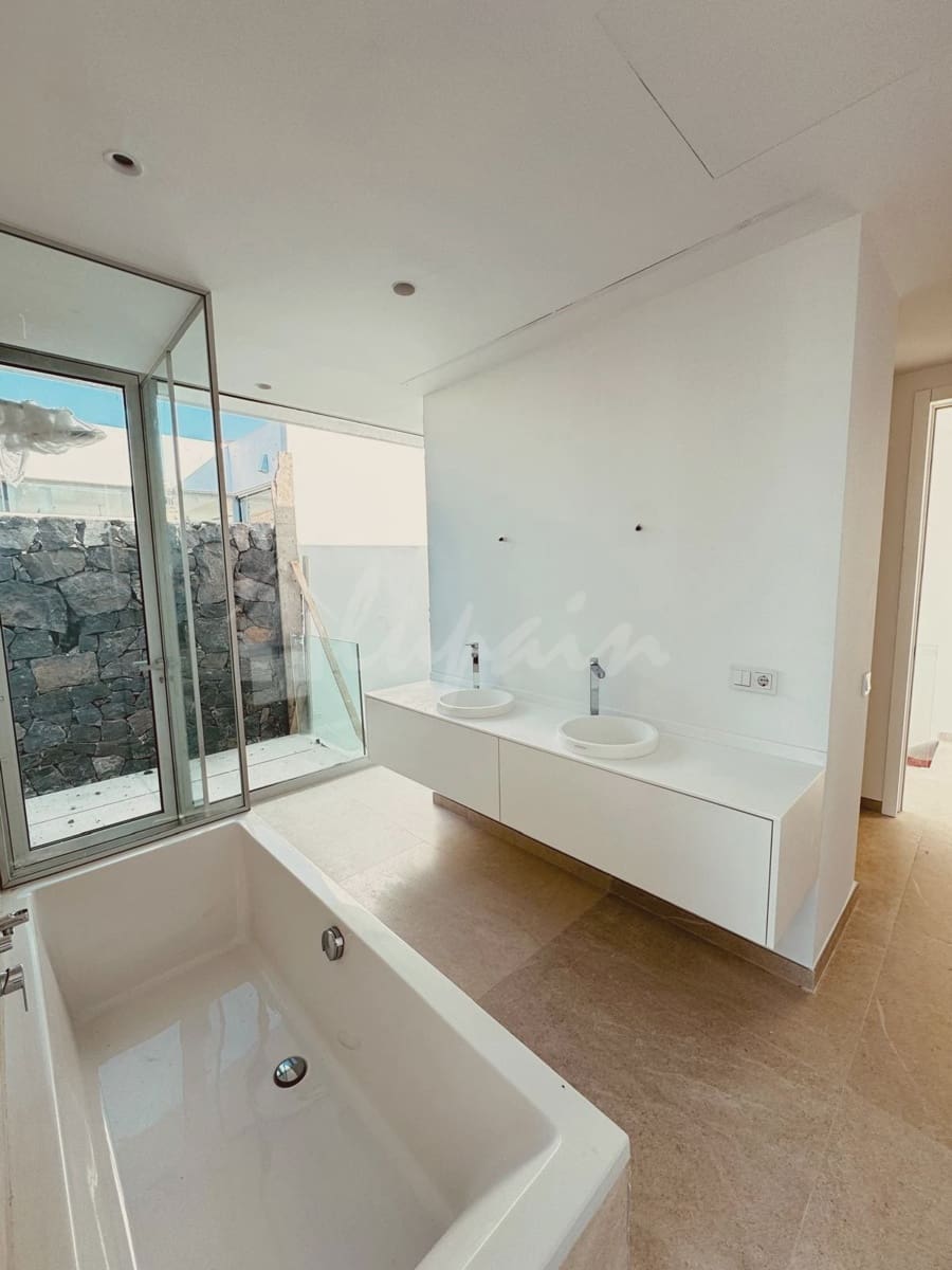 4 slaapkamer Villa te koop in San Eugenio met zwembad - € 2.690.000 (Ref: 8790376)