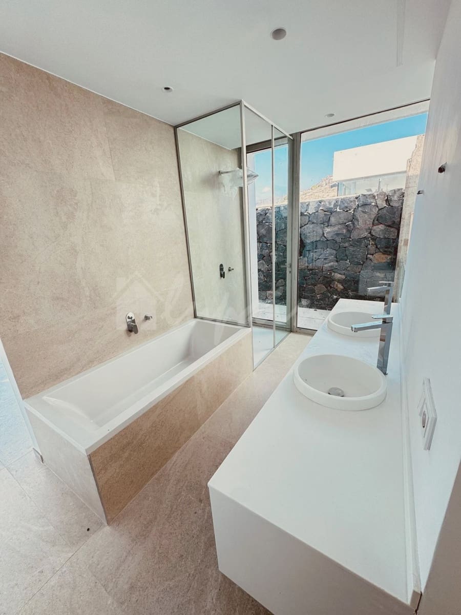 4 slaapkamer Villa te koop in San Eugenio met zwembad - € 2.690.000 (Ref: 8790376)