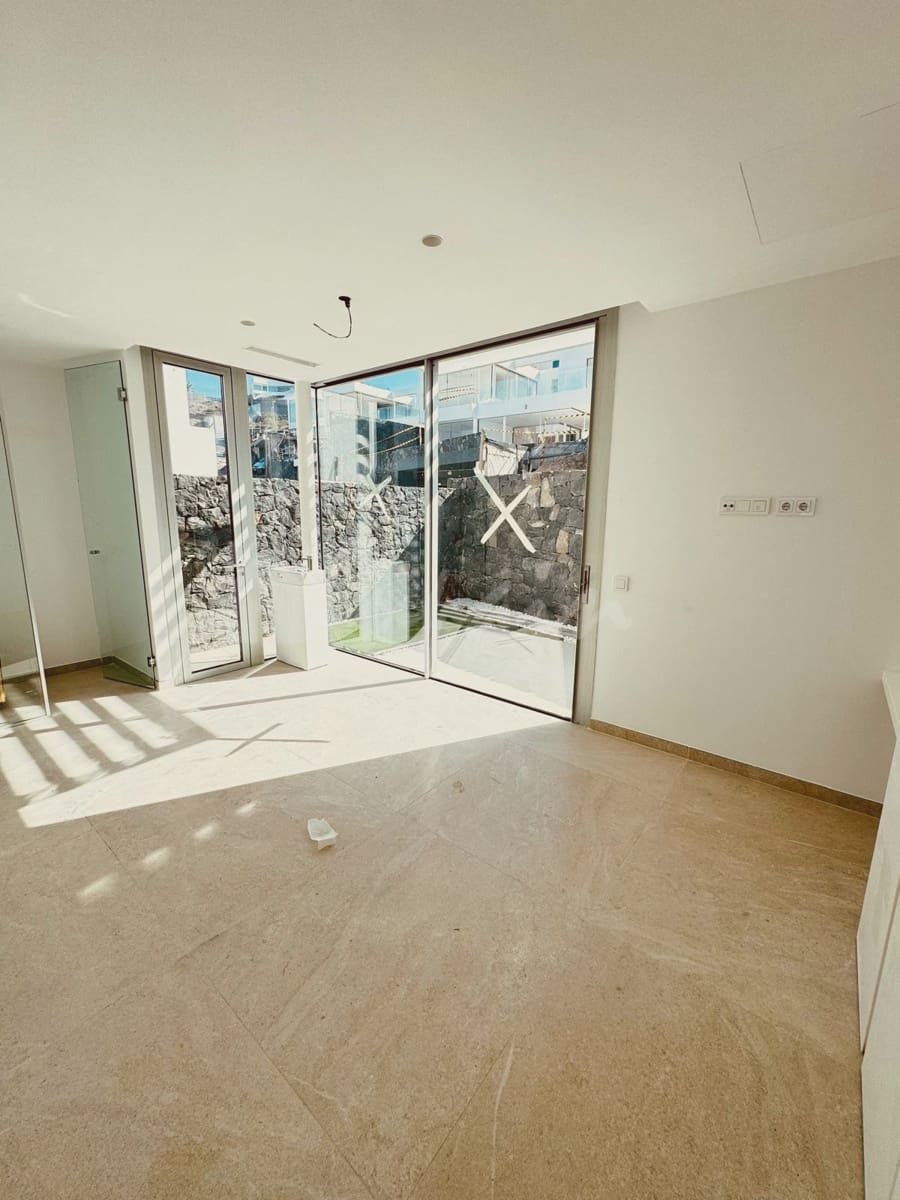 4 slaapkamer Villa te koop in San Eugenio met zwembad - € 2.690.000 (Ref: 8790376)