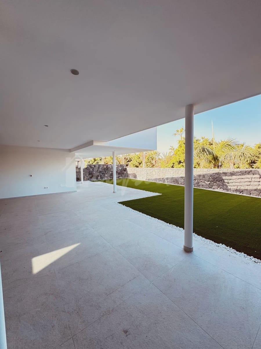 4 slaapkamer Villa te koop in San Eugenio met zwembad - € 2.690.000 (Ref: 8790376)