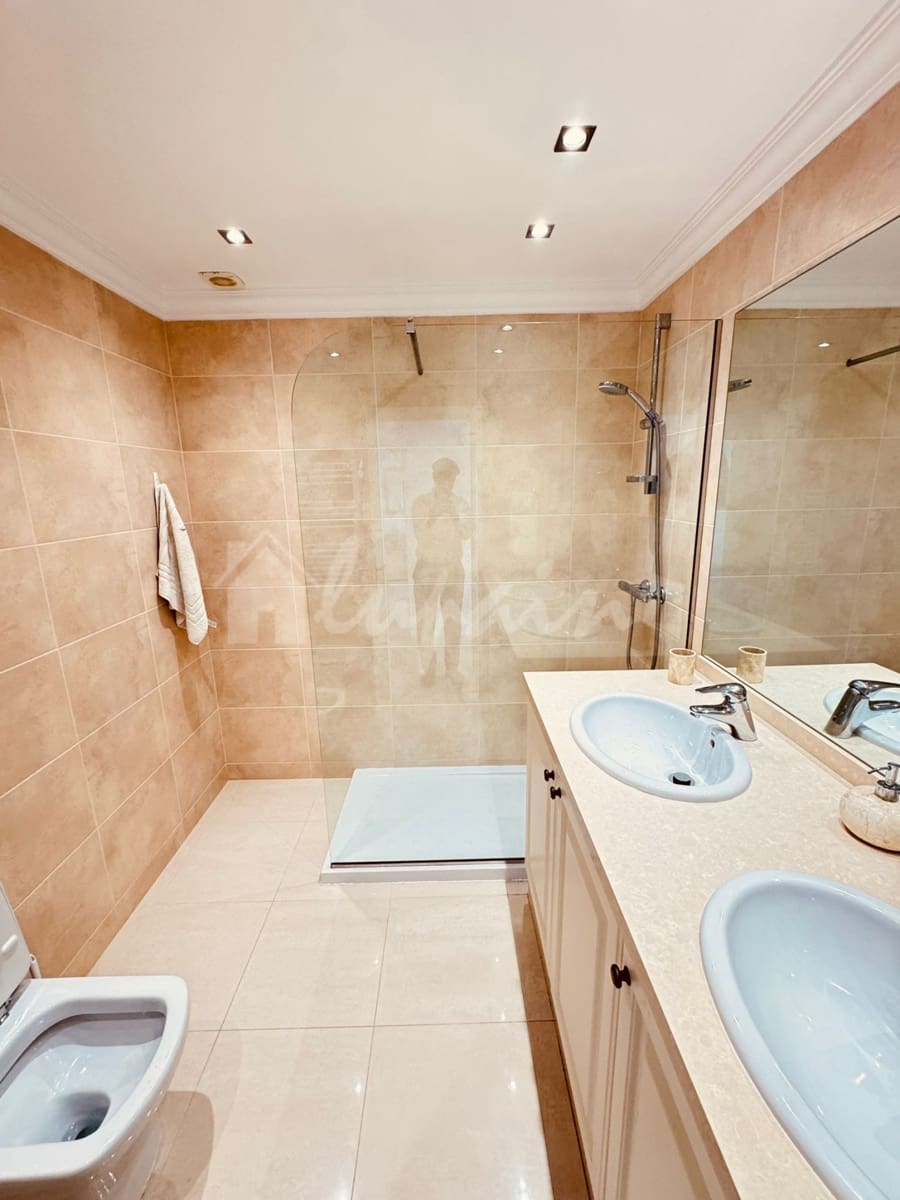 2 soverom Leilighet til salgs i Playa de las Americas med svømmebasseng - € 925 000 (Ref: 8942189)