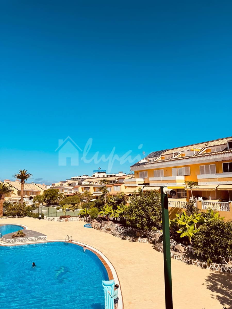 2 soveværelse Byhus til salg i Playa de las Americas med swimmingpool - € 495.000 (Ref: 9111430)