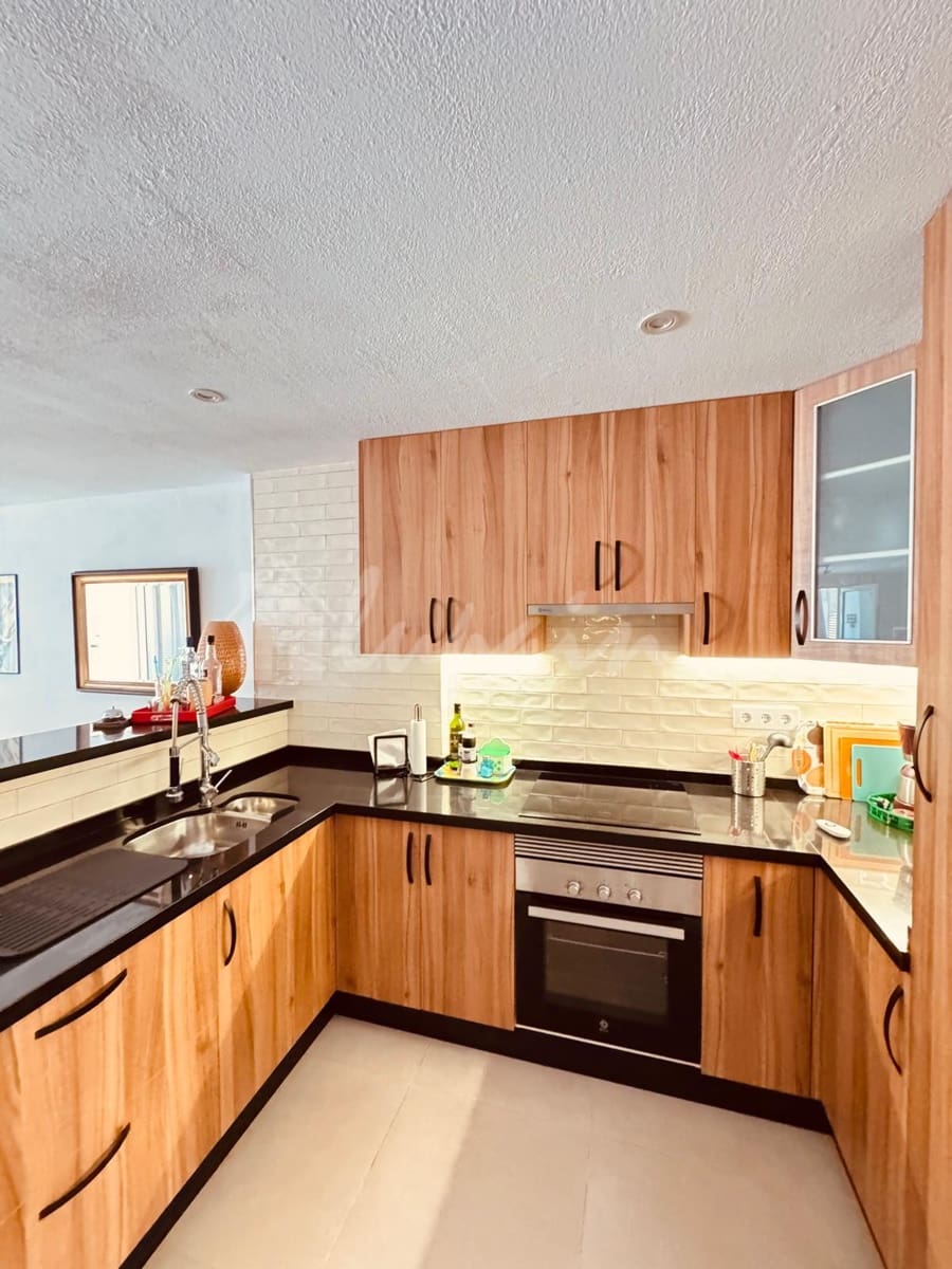 2 soveværelse Byhus til salg i Playa de las Americas med swimmingpool - € 495.000 (Ref: 9111430)