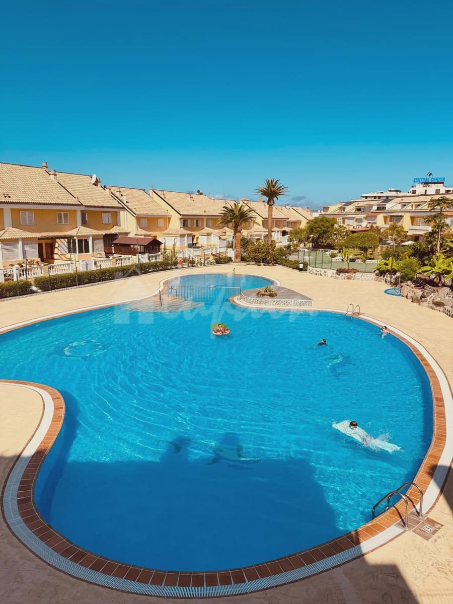 2 soveværelse Byhus til salg i Playa de las Americas med swimmingpool - € 495.000 (Ref: 9111430)