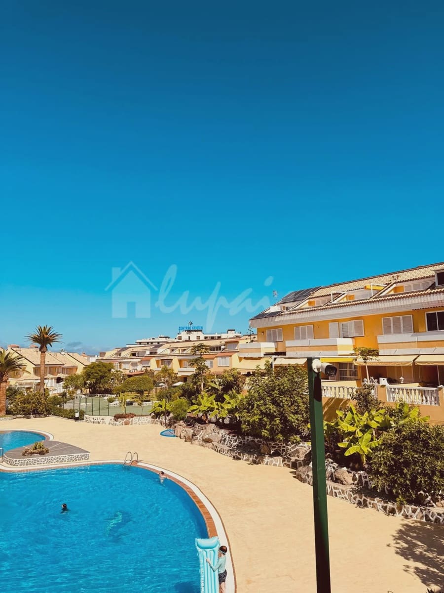 2 soveværelse Byhus til salg i Playa de las Americas med swimmingpool - € 495.000 (Ref: 9111430)