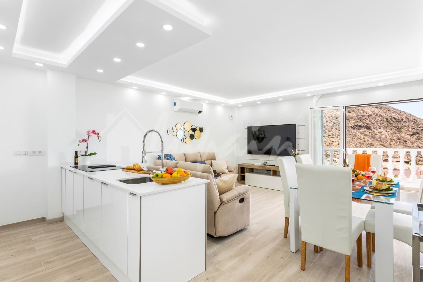 3 bedroom Penthouse for sale in Los Cristianos with pool - € 795,000 (Ref: 9131695)