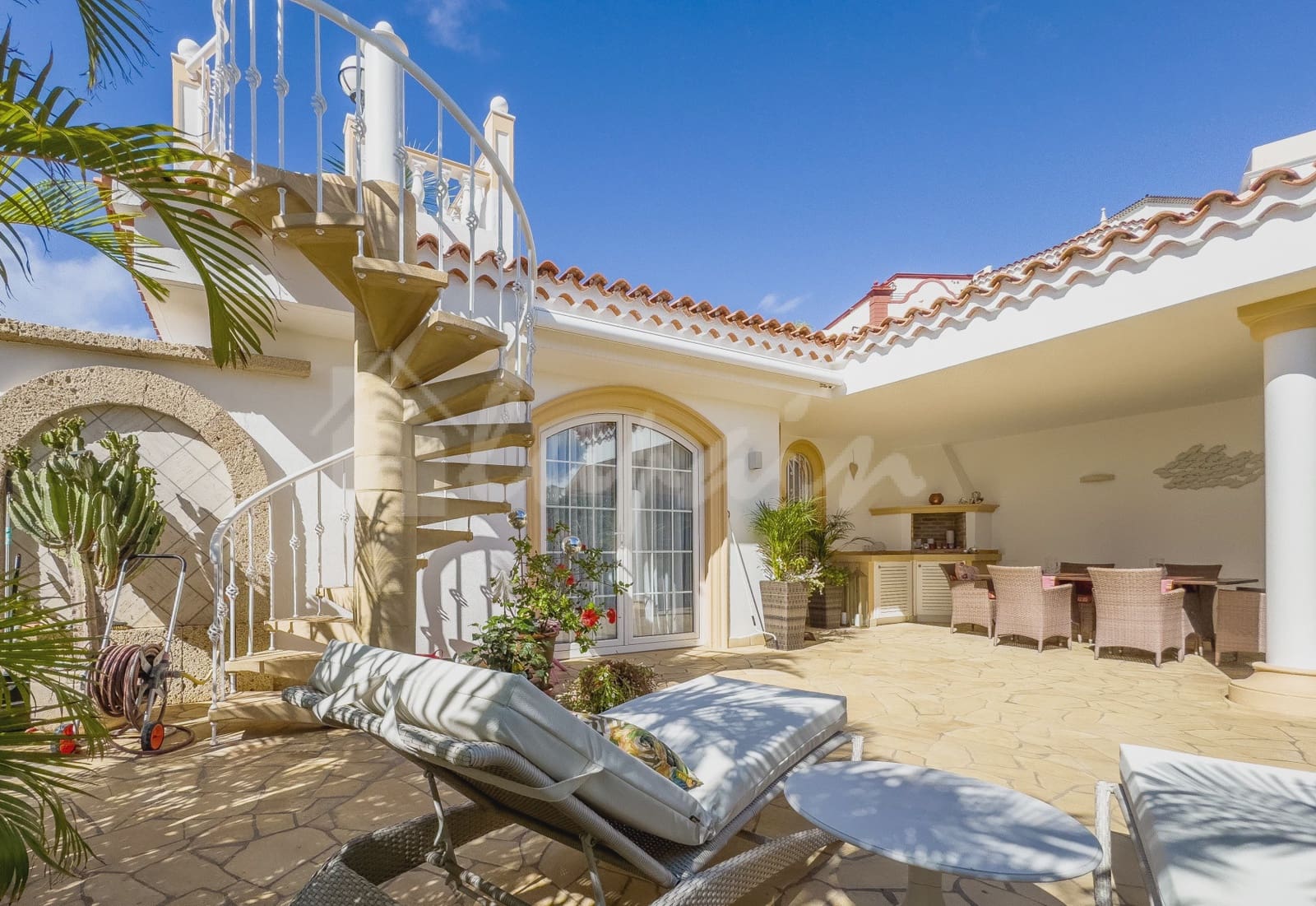 3 soverom Villa til salgs i Playa del Duque med svømmebasseng - € 2 800 000 (Ref: 9274659)