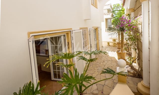 3 sovrum Villa till salu i Playa del Duque, Adeje med pool - 2 800 000 € (Ref: 9274659)