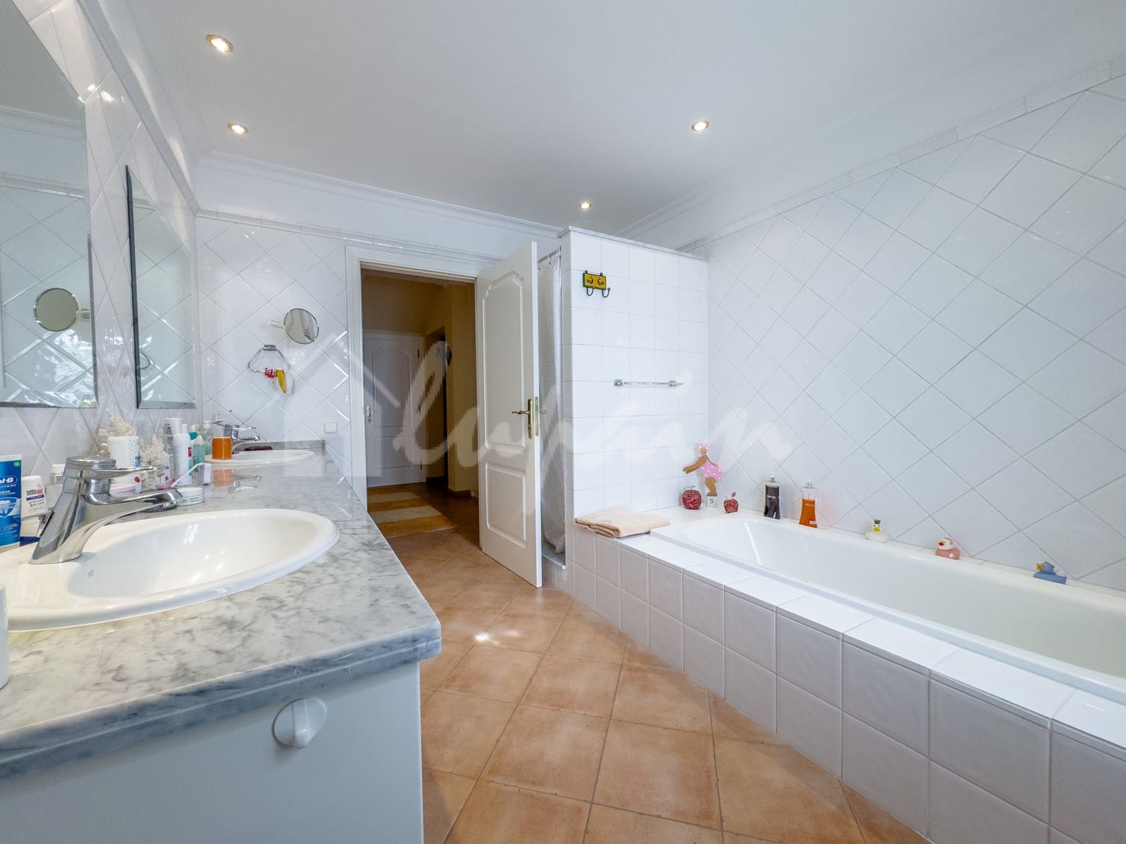 3 bedroom Villa for sale in Playa del Duque with pool garage - € 2,800,000 (Ref: 9274659)