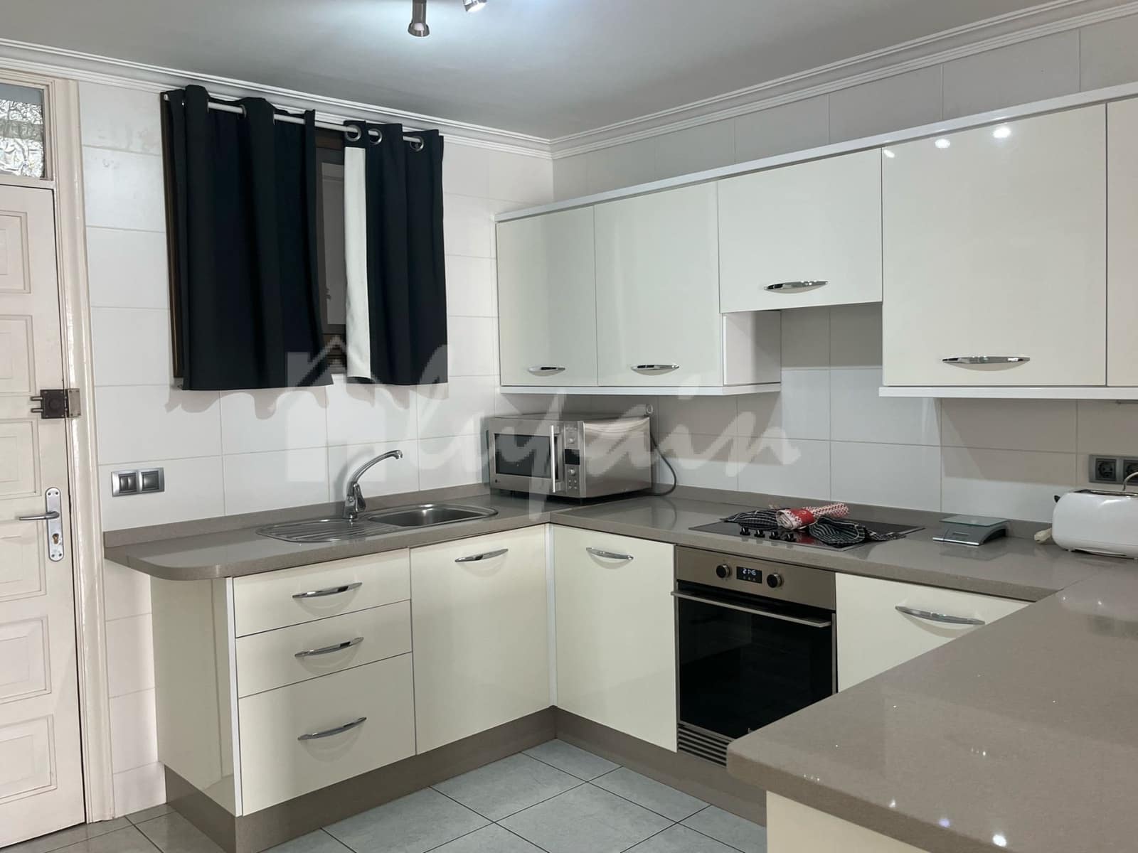 1 soverom Leilighet til salgs i Playa de las Americas med svømmebasseng - € 475 000 (Ref: 9279592)