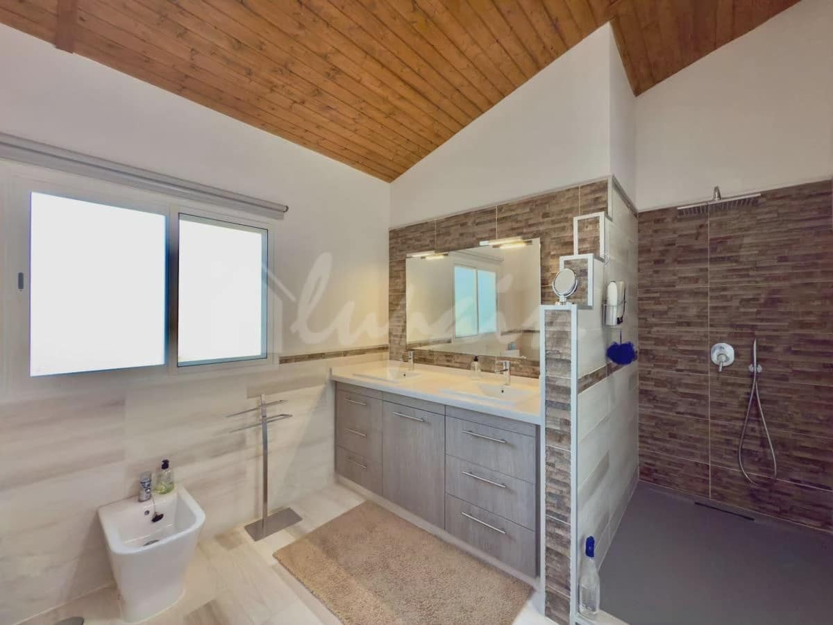 3 bedroom Villa for sale in Vera de Erques - € 940,000 (Ref: 9296316)