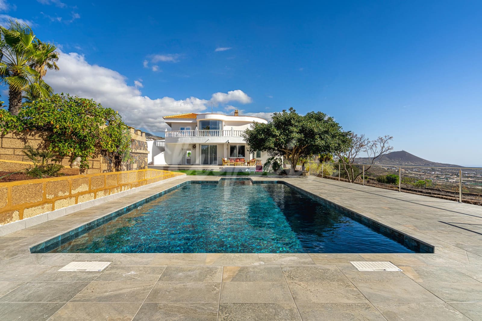 5 Zimmer Villa zu verkaufen in San Miguel de Abona mit Pool - 1.800.000 € (Ref: 9296317)