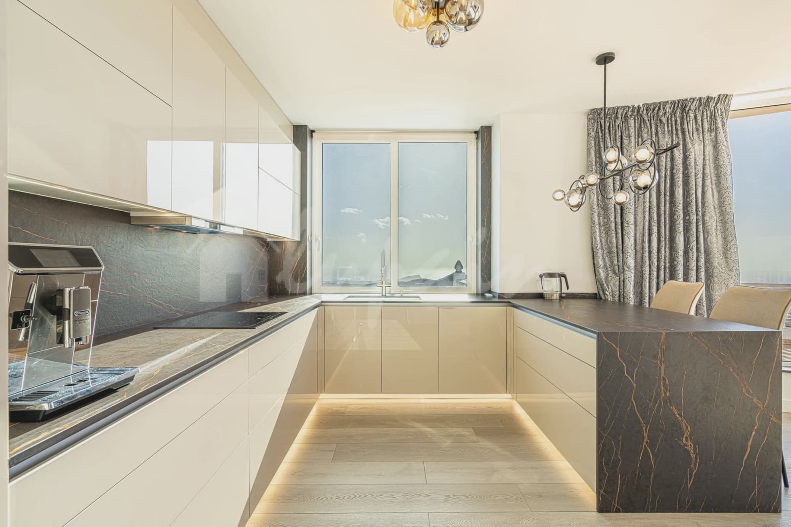 5 bedroom Villa for sale in San Miguel de Abona with pool - € 1,800,000 (Ref: 9296317)