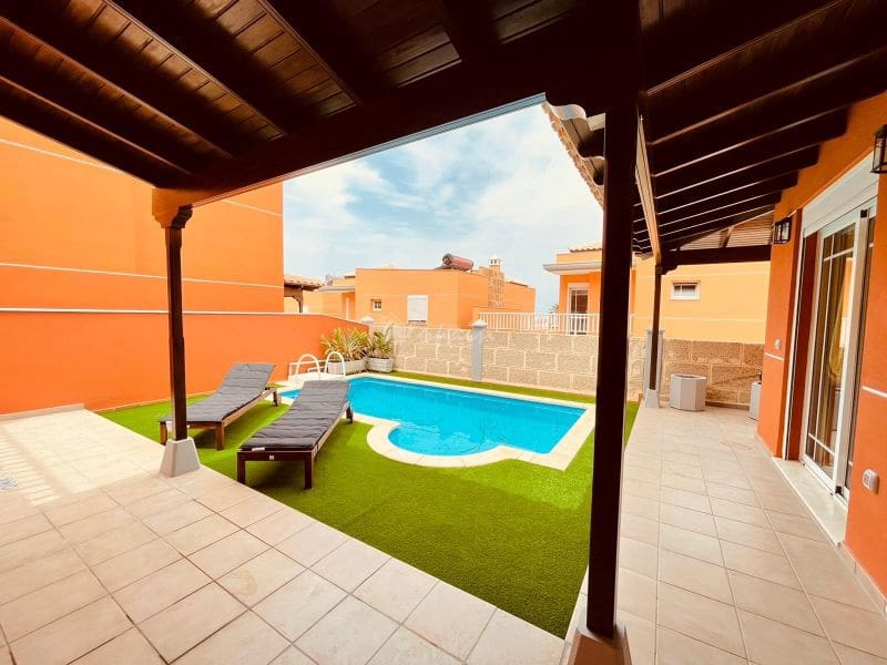 Chalet de 4 habitaciones en Los Cristianos en venta con piscina - 795.000 € (Ref: 9337126)