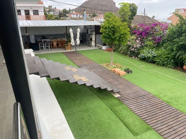 6 bedroom Villa for sale in La Camella, Arona with pool garage - € 892,500 (Ref: 9337131)