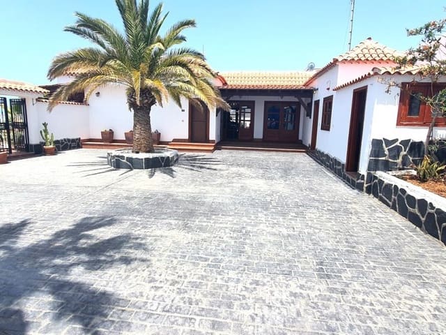 3 bedroom Villa for sale in Los Gigantes, Santiago del Teide with pool - € 1,230,000 (Ref: 9337145)