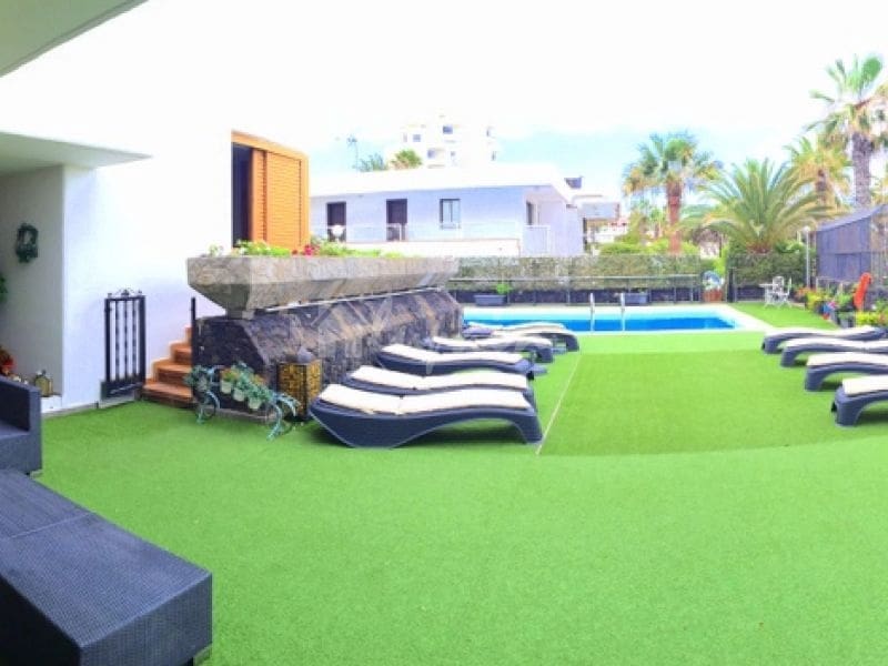 7 bedroom Villa for sale in Playa de las Americas with pool - € 3,000,000 (Ref: 9337155)