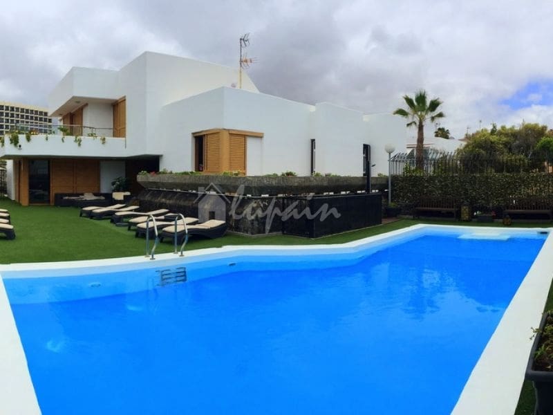 7 bedroom Villa for sale in Playa de las Americas with pool - € 3,000,000 (Ref: 9337155)