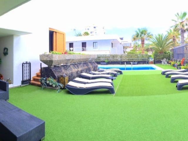 7 bedroom Villa for sale in Playa de las Americas, Arona with pool - € 3,000,000 (Ref: 9337155)