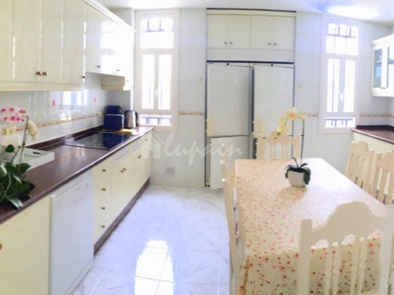 7 bedroom Villa for sale in Playa de las Americas with pool - € 3,000,000 (Ref: 9337155)