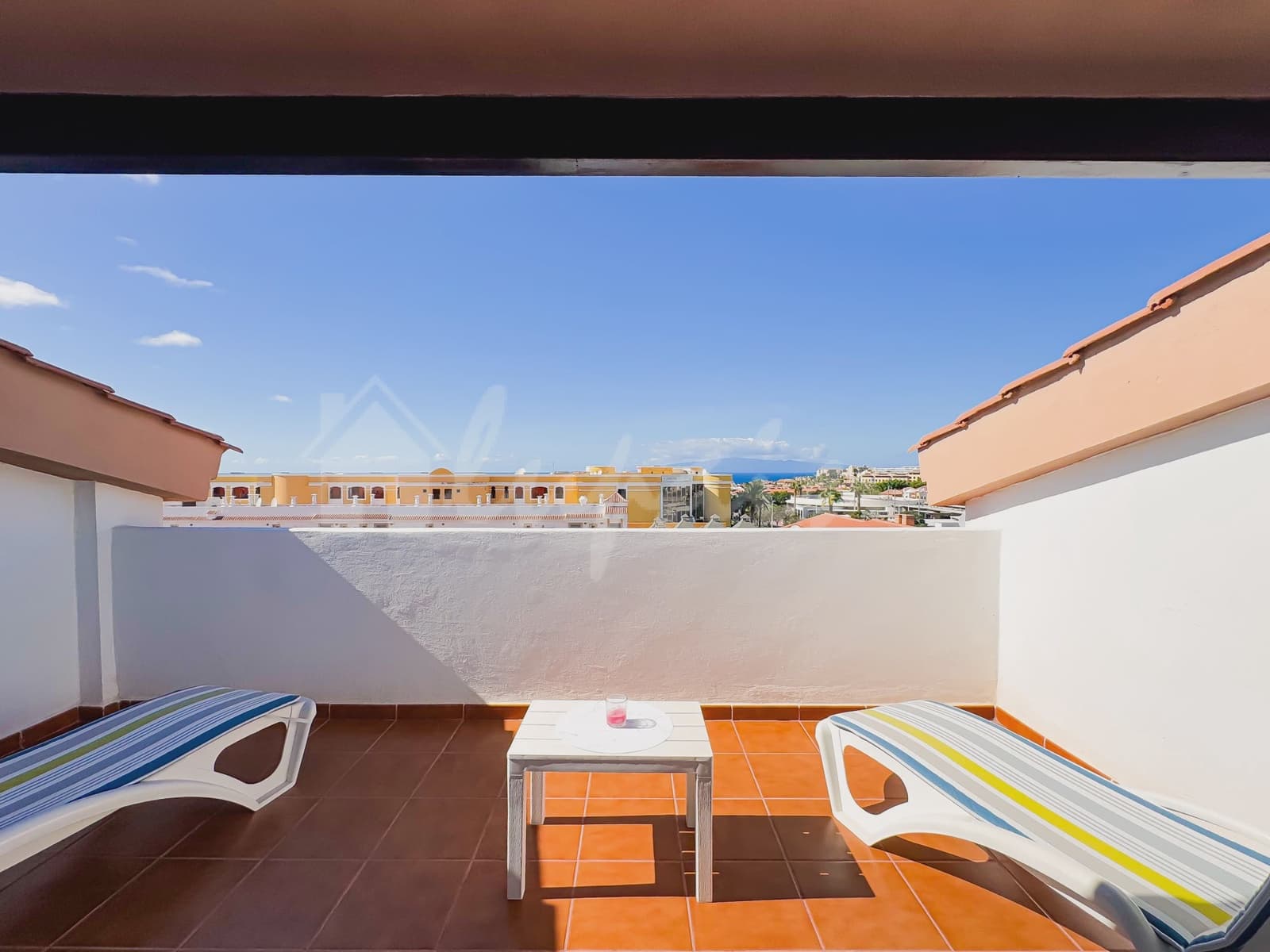 4 soveværelse Lejlighed til salg i Playa del Duque med swimmingpool - € 445.000 (Ref: 9341773)