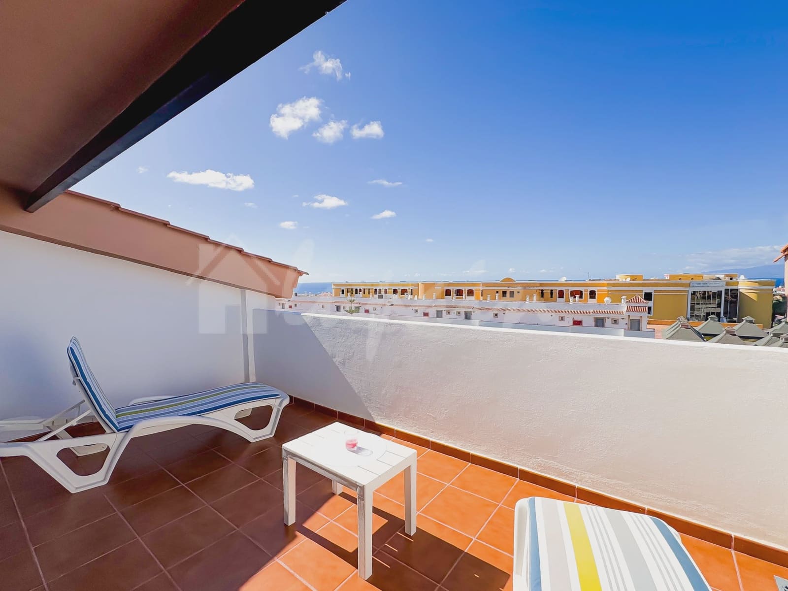 4 soveværelse Lejlighed til salg i Playa del Duque med swimmingpool - € 445.000 (Ref: 9341773)