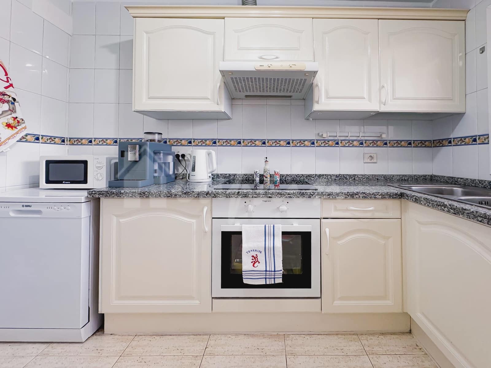 4 soveværelse Lejlighed til salg i Playa del Duque med swimmingpool - € 445.000 (Ref: 9341773)