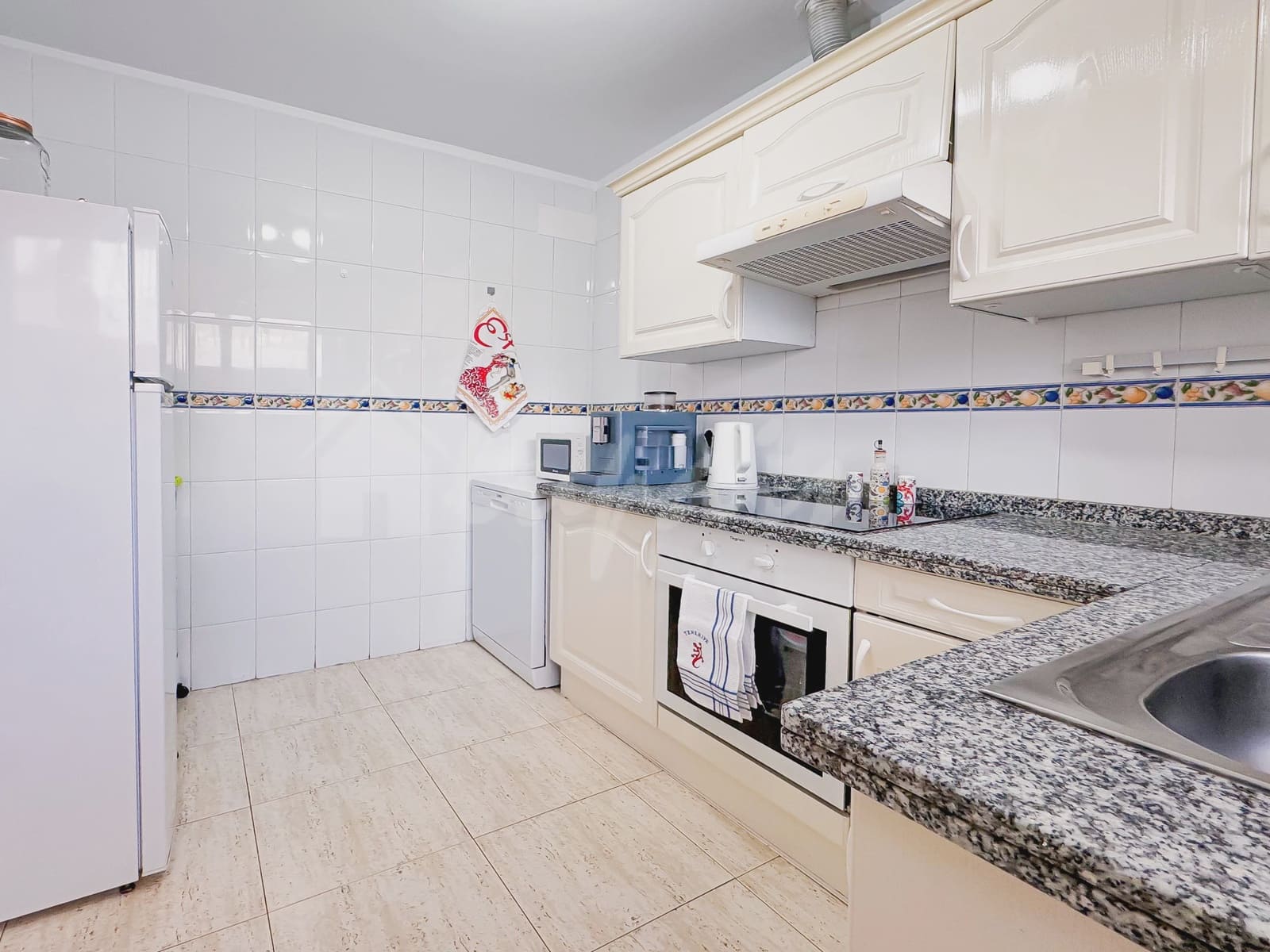 4 soveværelse Lejlighed til salg i Playa del Duque med swimmingpool - € 445.000 (Ref: 9341773)