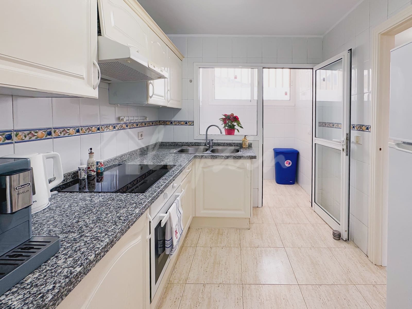 4 soveværelse Lejlighed til salg i Playa del Duque med swimmingpool - € 445.000 (Ref: 9341773)