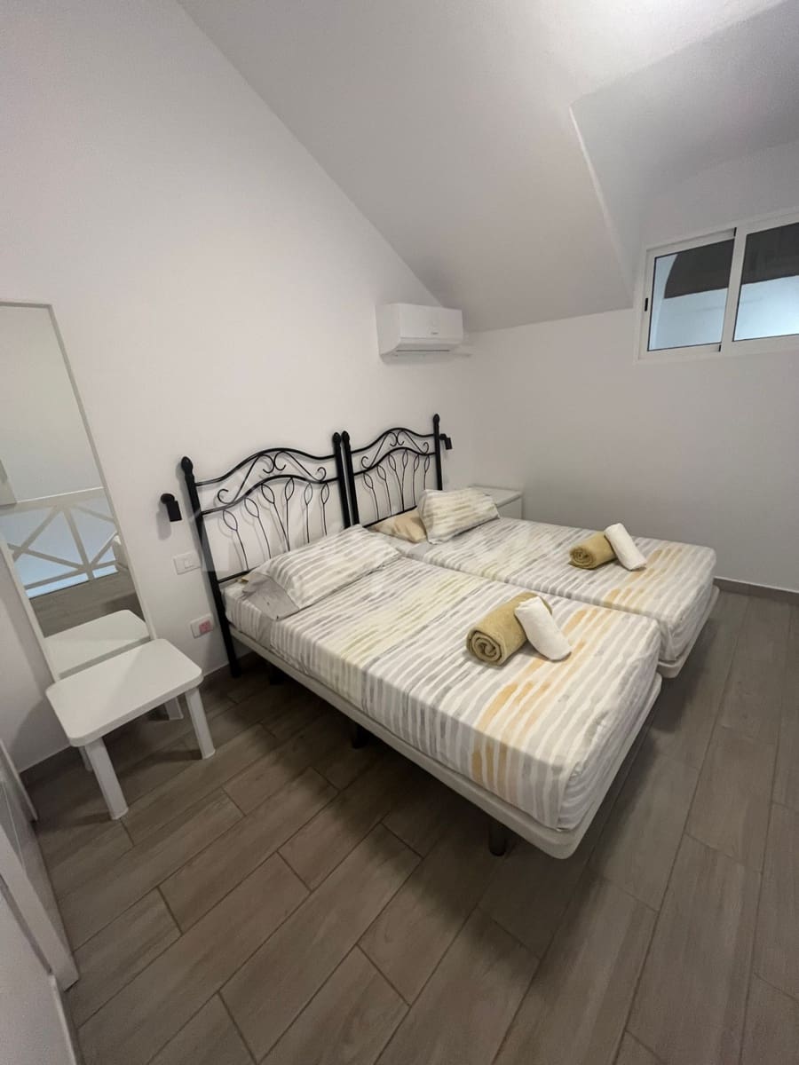 2 slaapkamer Appartement te koop in Playa de las Americas met zwembad - € 470.000 (Ref: 9348791)