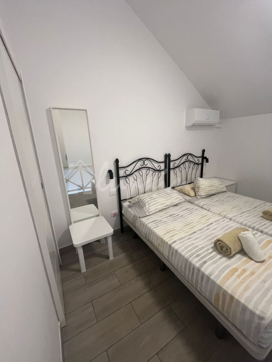 2 slaapkamer Appartement te koop in Playa de las Americas met zwembad - € 470.000 (Ref: 9348791)