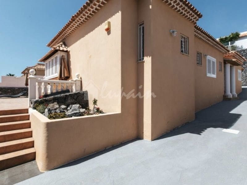 4 bedroom Villa for sale in Costa Adeje with pool - € 1,500,000 (Ref: 9590439)