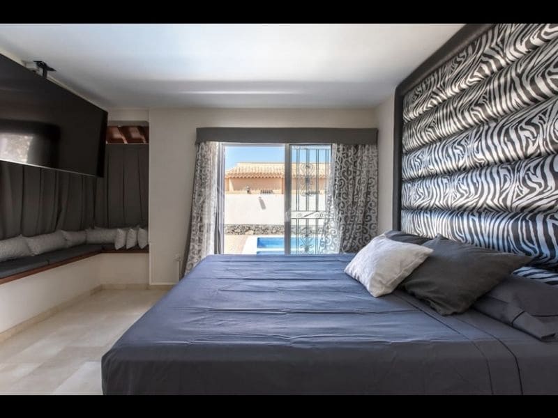 4 bedroom Villa for sale in Costa Adeje with pool - € 1,500,000 (Ref: 9590439)