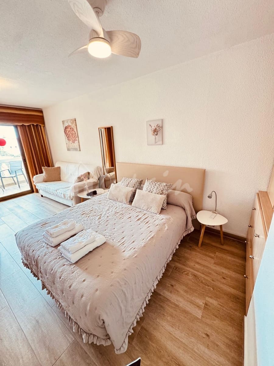 Studio for sale in Los Cristianos with pool - € 236,250 (Ref: 9672277)