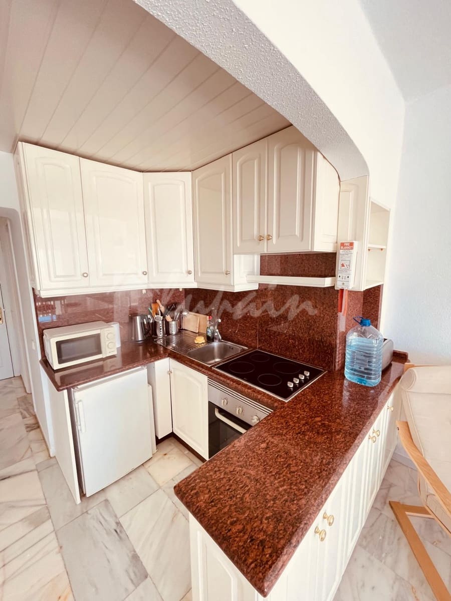 1 soveværelse Lejlighed til salg i Playa del Duque med swimmingpool - € 440.000 (Ref: 9724958)