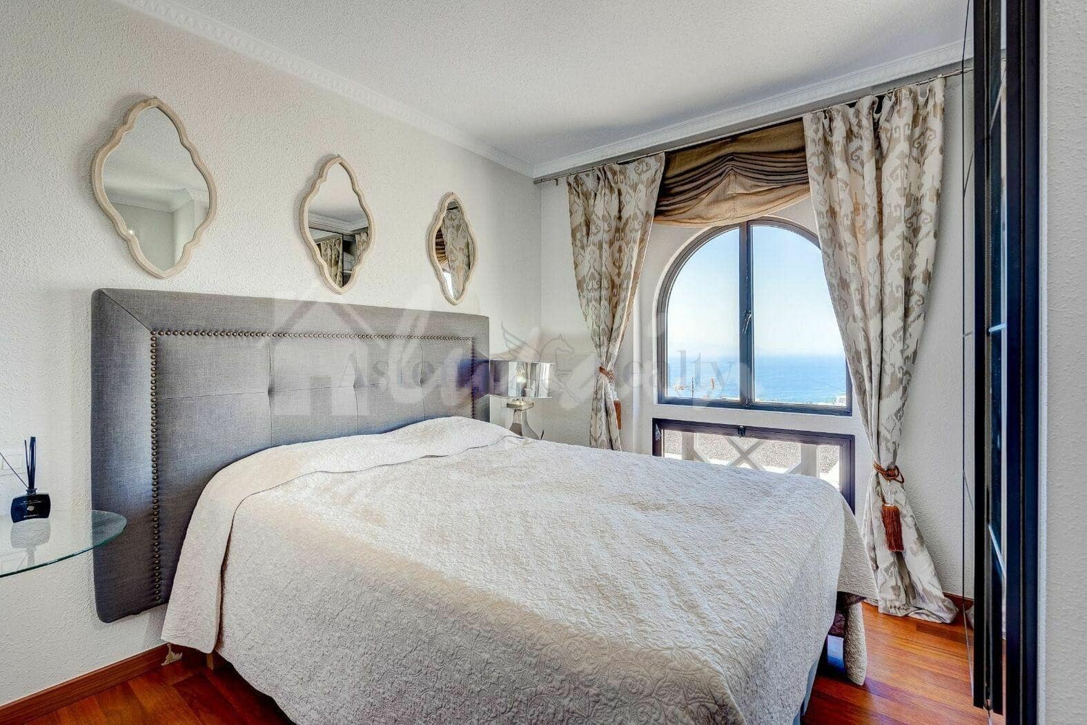 4 soveværelse Villa til salg i San Eugenio med swimmingpool garage - € 625.000 (Ref: 9802930)