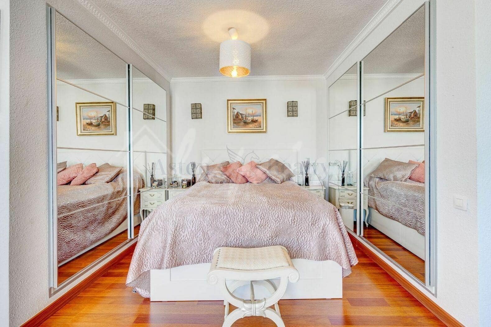 4 soveværelse Villa til salg i San Eugenio med swimmingpool garage - € 625.000 (Ref: 9802930)