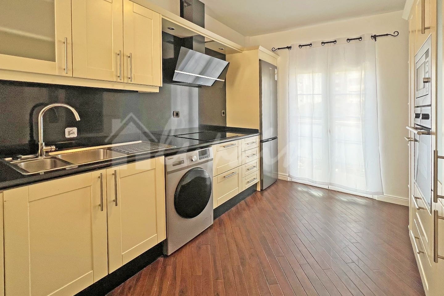 3 makuuhuone Huoneisto myytävänä paikassa Costa Adeje mukana uima-altaan - 780 000 € (Ref: 9877533)