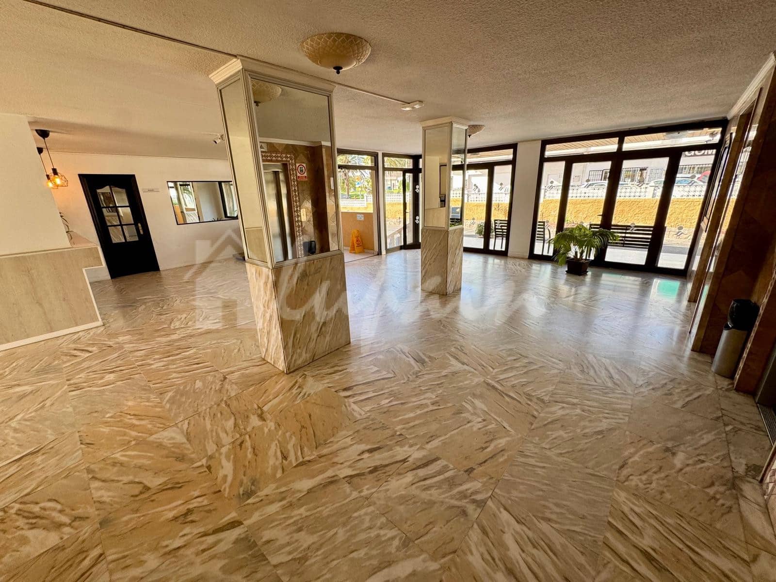 Studio te koop in Playa de las Americas met zwembad - € 259.000 (Ref: 9898356)