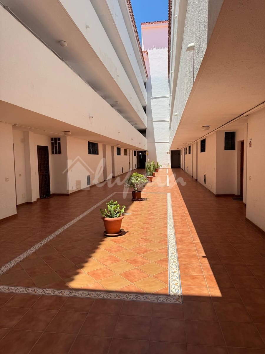 2 Zimmer Apartment zu verkaufen in Los Cristianos mit Pool - 350.000 € (Ref: 9918971)