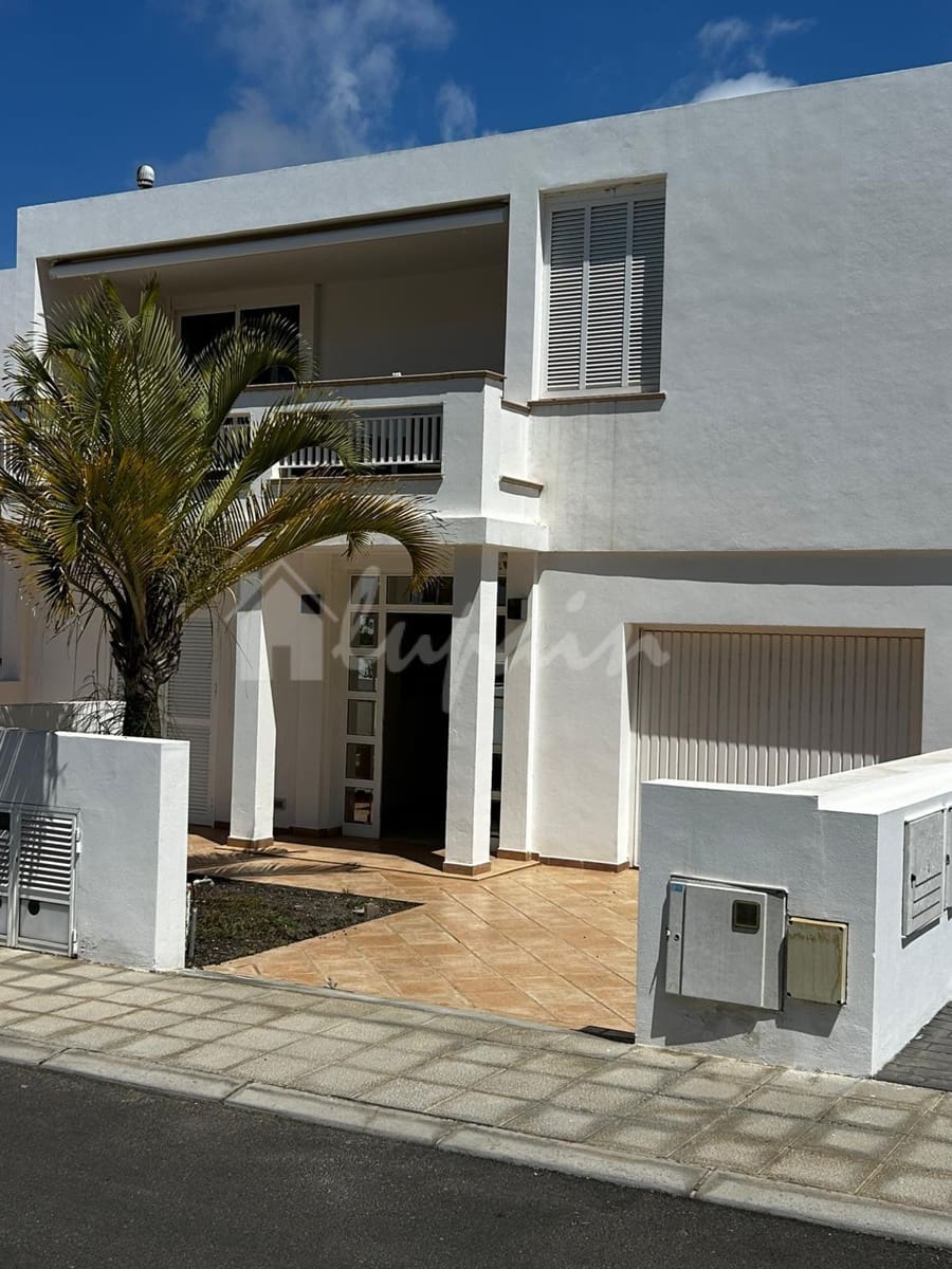 4 sypialnia Dom na sprzedaż w Costa del Silencio z basenem garażem - 790 000 € (Ref: 9922915)
