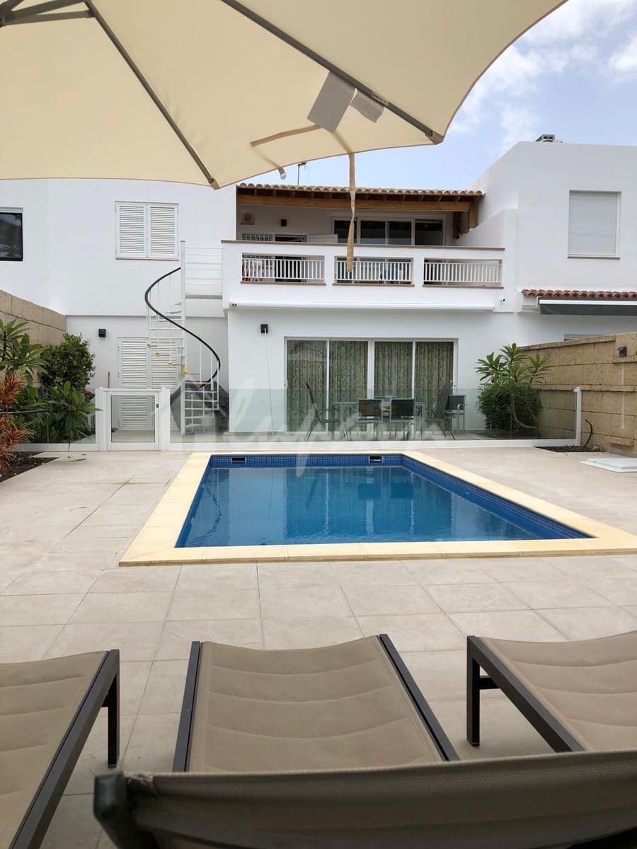 4 sypialnia Dom na sprzedaż w Costa del Silencio z basenem garażem - 790 000 € (Ref: 9922915)