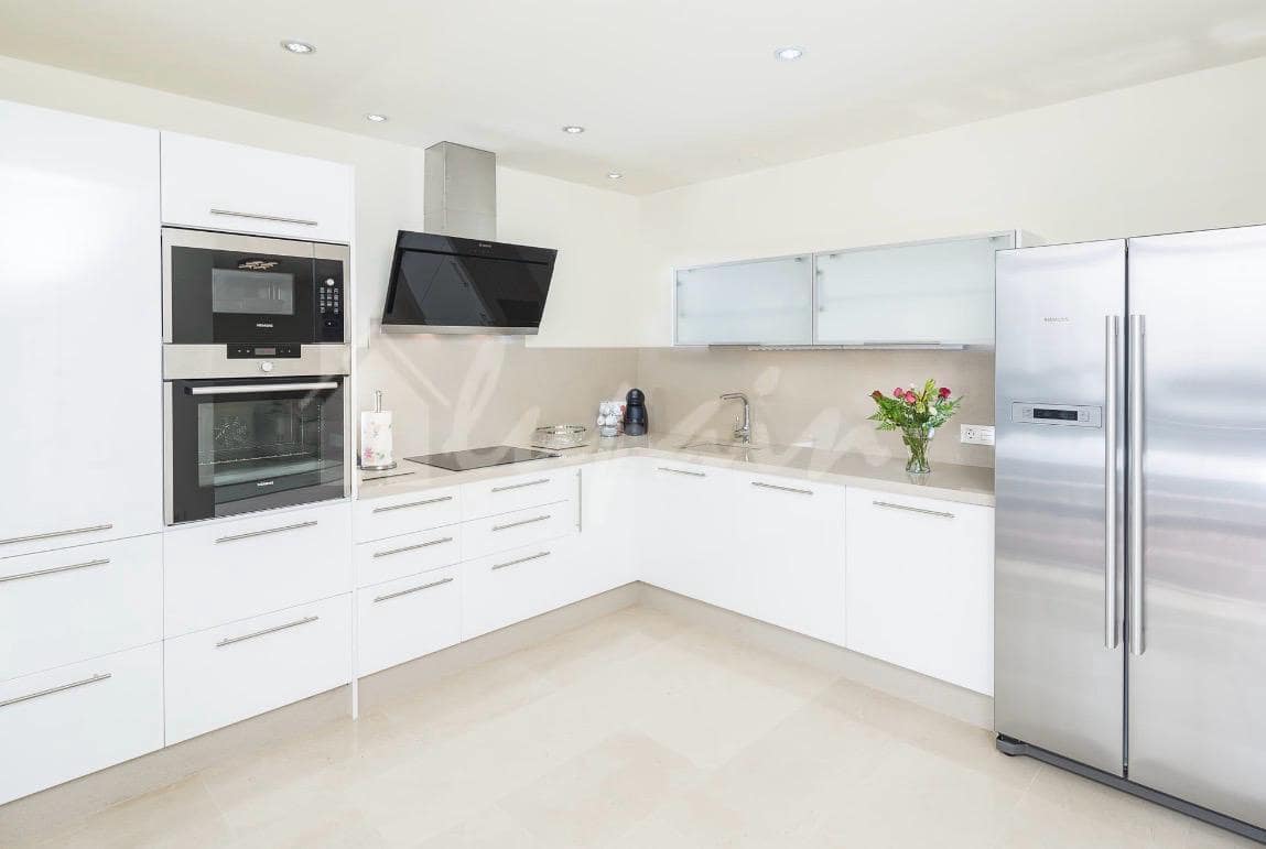 2 sypialnia Apartament na sprzedaż w La Caleta Adeje z basenem garażem - 1 200 000 € (Ref: 9989821)