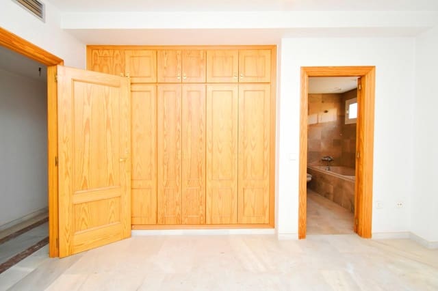 4 makuuhuone Asunto myytävänä paikassa El Ejido mukana 
autotalli - 190 000 € (Ref: 9804525)