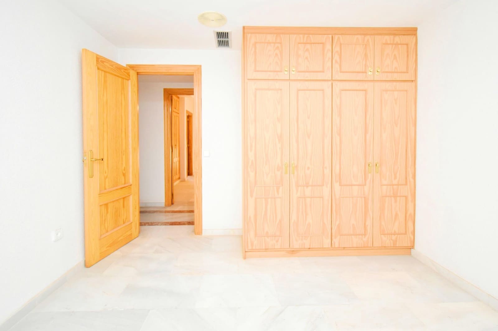 4 bedroom Flat for sale in El Ejido with garage - € 190,000 (Ref: 9804525)