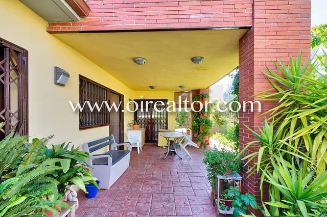 4 chambre Maison de Ville à vendre à Sant Boi de Llobregat avec piscine garage - 724 000 € (Ref: 9203557)