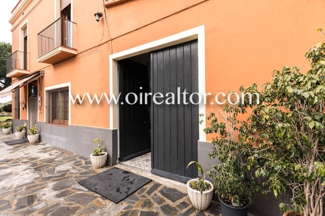 5 bedroom Townhouse for sale in Mataró with garage - € 1,550,000 (Ref: 9203609)